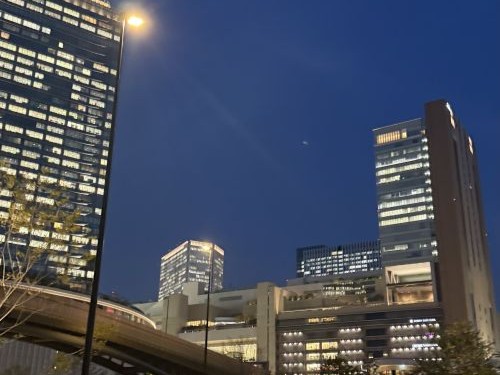 仕事帰りの梅田のビルの景色